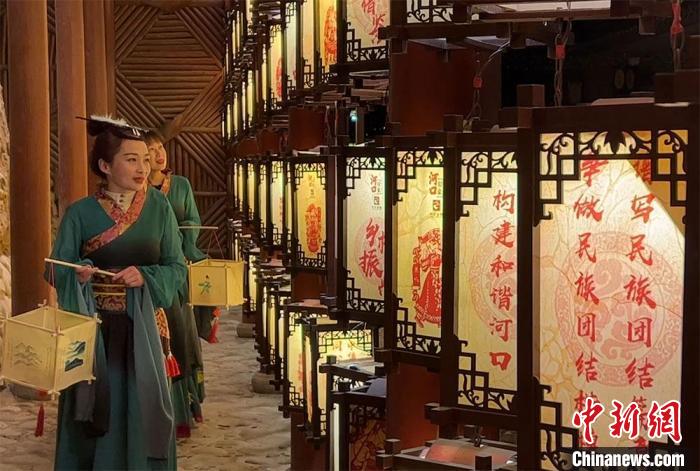 圖為游客身著古裝逛燈會(huì)。　張振祥 攝