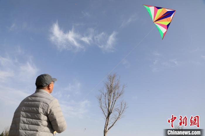 市民在放風(fēng)箏?！∴囆?qiáng) 攝