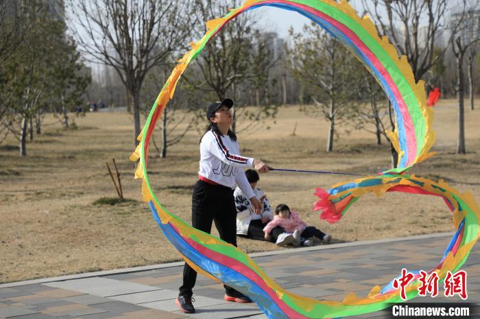 市民在公園里上演彩綢舞?！∴囆?qiáng) 攝