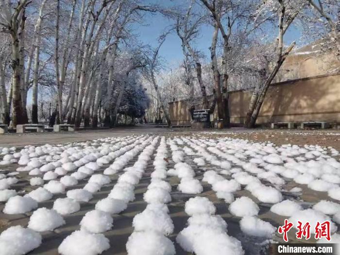 圖為春雪過后的莫高窟美不勝收?！≈鼙笕?攝