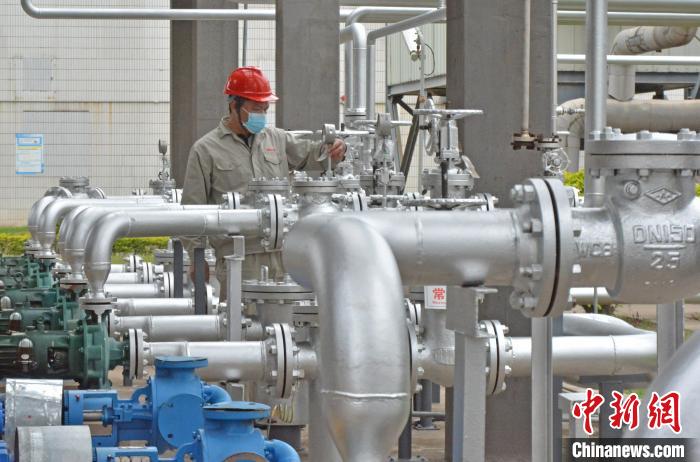 工人在查看設(shè)備儀表?！×趾霔v 攝