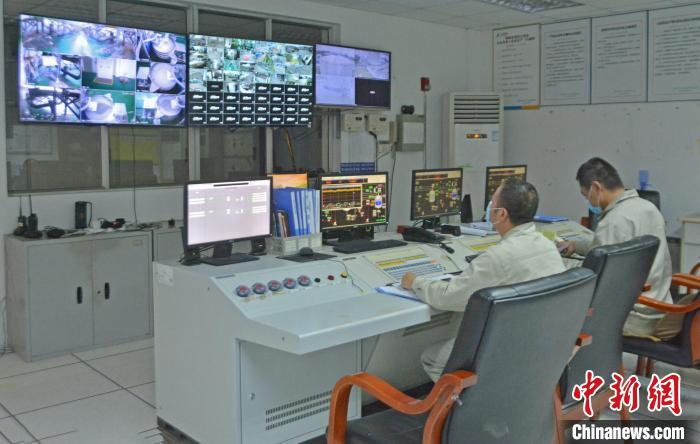 工人在中控室觀察各個(gè)生產(chǎn)車間運(yùn)行情況?！×趾霔v 攝