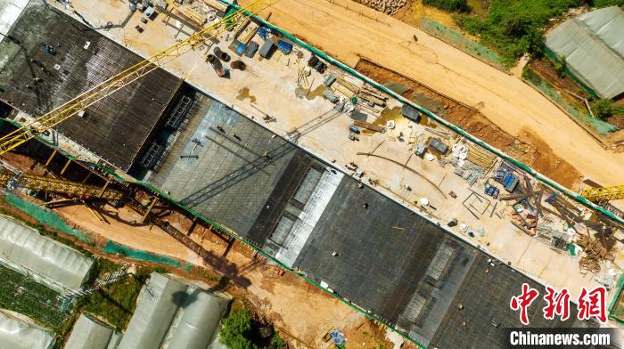 俯瞰正在建設(shè)的天府站多線橋鋼筋鋪架現(xiàn)場(chǎng)。　劉忠俊 攝