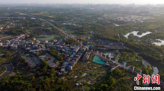 航拍正在建設(shè)中的成都至自貢高速鐵路成都段?！⒅铱?攝