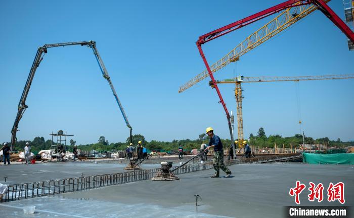 天府站多線橋施工澆筑現(xiàn)場(chǎng)?！⒅铱?攝