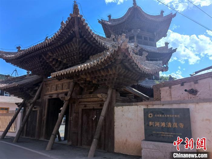 圖為集漢、藏、伊斯蘭風格于一體的700年歷史的全國重點保護文物——阿河灘清真寺?！埡ｖ?攝