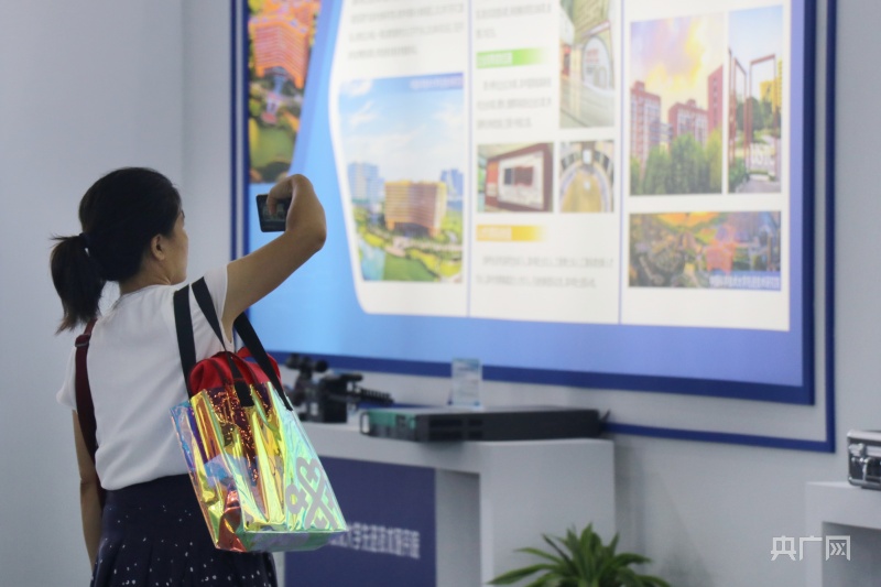 市民認(rèn)真觀展，拍攝展板上的說明內(nèi)容(央廣網(wǎng)記者 趙家慧 攝)