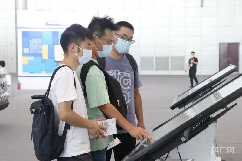 市民結(jié)伴而行，一起認(rèn)真了解網(wǎng)絡(luò)安全科普知識(央廣網(wǎng)記者 趙家慧 攝)