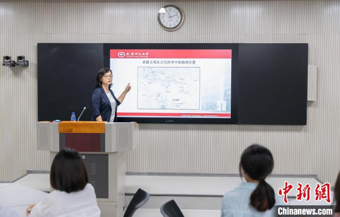 天津師范大學跨文化與世界文學研究院院長、教授郝嵐正在為同學們上課?！⊥踉谟?攝