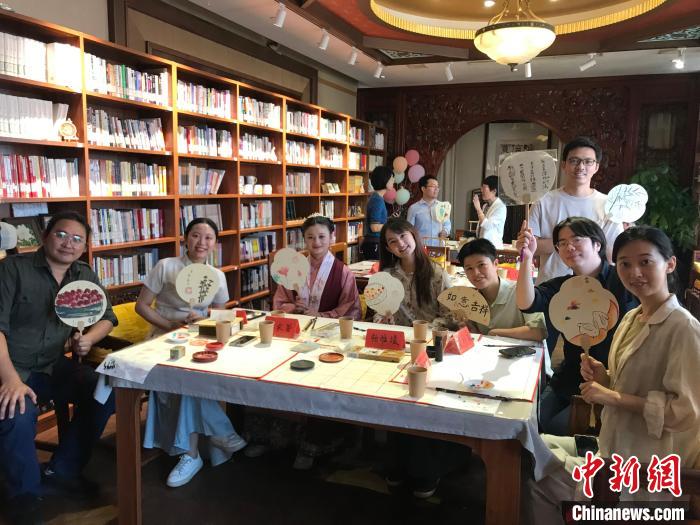 9月14日，“月動臨秋扇”中華傳統(tǒng)文化沉浸式體驗活動在北京紀曉嵐故居舉辦。陳建新 攝 陳建新 攝