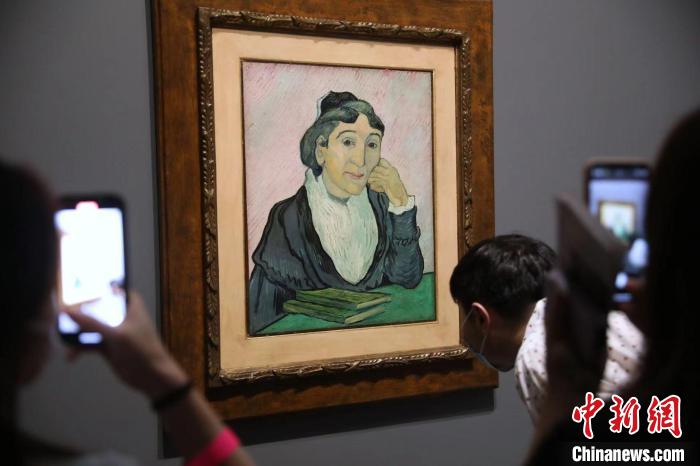 觀眾欣賞梵高畫作《阿爾勒婦女(吉努夫人肖像)》。　張亨偉 攝