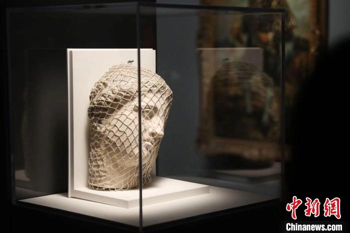 曼雷的裝置作品《維納斯》。　張亨偉 攝