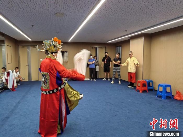 “天下第一團”正在進行練習(xí)。　昆山市文體廣電和旅游局供圖