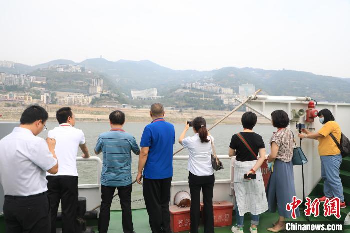 重慶市政協(xié)“同心聚力巴渝行”主題采訪團15日走進奉節(jié)，了解當(dāng)?shù)卣f(xié)委員護江成效?！×簹J卿 攝