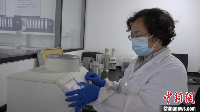 檢驗(yàn)員對(duì)樣品進(jìn)行檢測(cè)?！⊥趸萘?攝