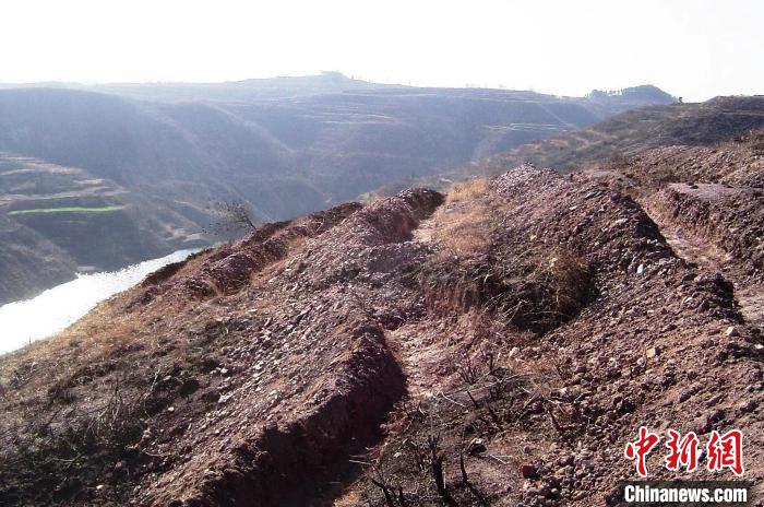 圖為荒坡原貌?！●T華 攝