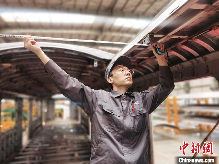 王漢卿在安裝車(chē)頂二次骨架吊?！∈茉L者供圖