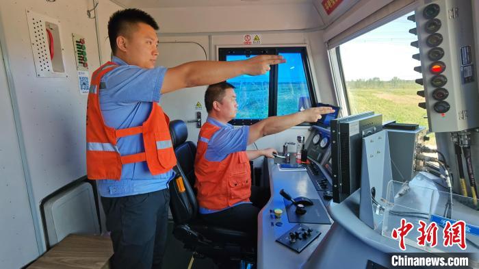 為確保首趟班列安全正點開行，東營鐵路運輸分處認真做好班列開行的各項準(zhǔn)備工作?！≈需F三局運輸工程分公司供圖