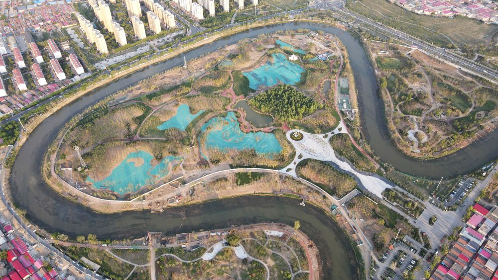 　圖為4月30日拍攝的河北滄州市區(qū)的大運(yùn)河“Ω”形河道。新華社發(fā)(傅新春 攝)