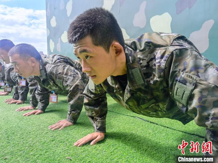 尤云龍正在和戰(zhàn)友進(jìn)行體能訓(xùn)練?！×志杆?攝