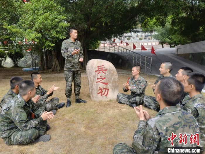 尤云龍為戰(zhàn)友講述父輩保家衛(wèi)國(guó)的故事?！＄姛樋?攝