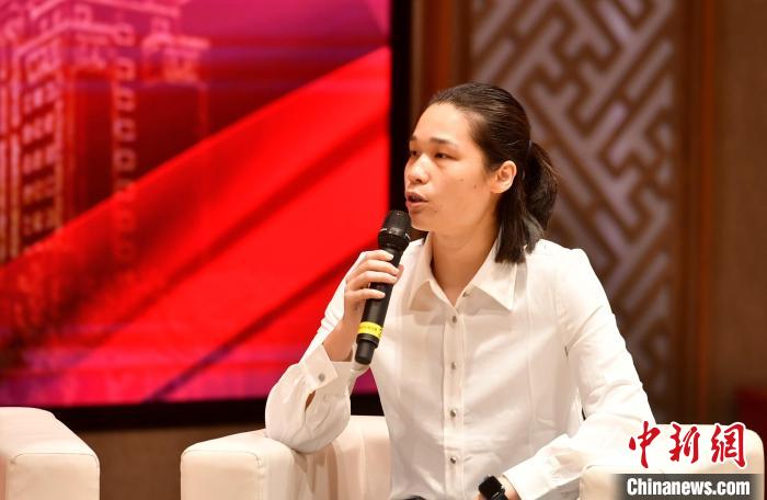 圖為林莉在福建師范大學分享會上發(fā)言?！蚊?攝