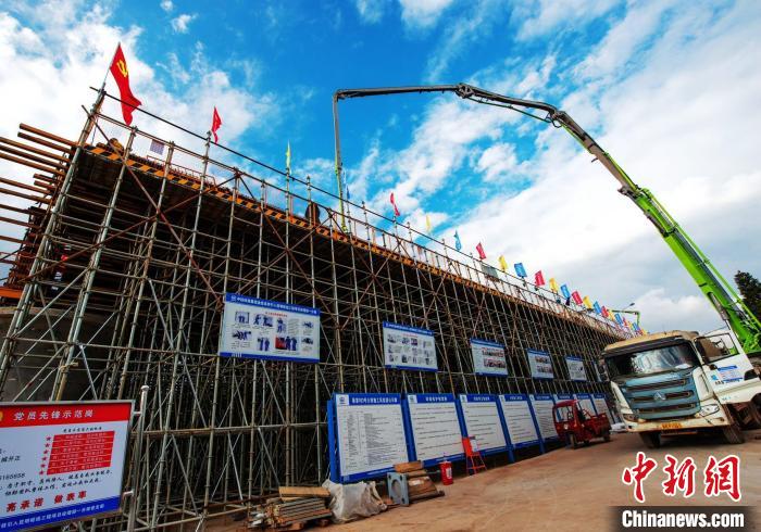 圖為渝昆高鐵云南段境內(nèi)首座大橋連續(xù)梁混凝土澆筑施工現(xiàn)場?！『螀矽i 攝