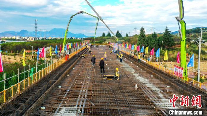 圖為渝昆高鐵云南段境內(nèi)首座大橋連續(xù)梁混凝土澆筑施工現(xiàn)場。　劉文貴 攝