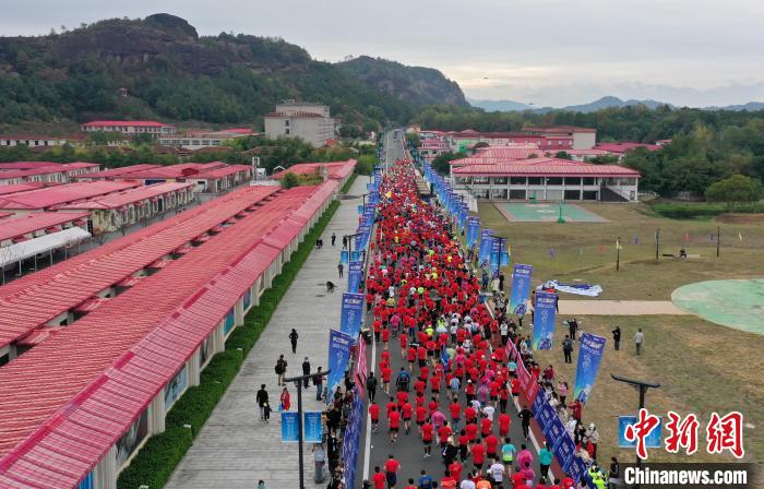 2022年龍虎山半程馬拉松鳴槍開(kāi)跑?！⒅剧?攝