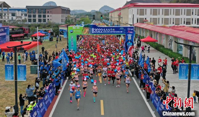 2022年龍虎山半程馬拉松鳴槍開(kāi)跑。　劉志琨 攝