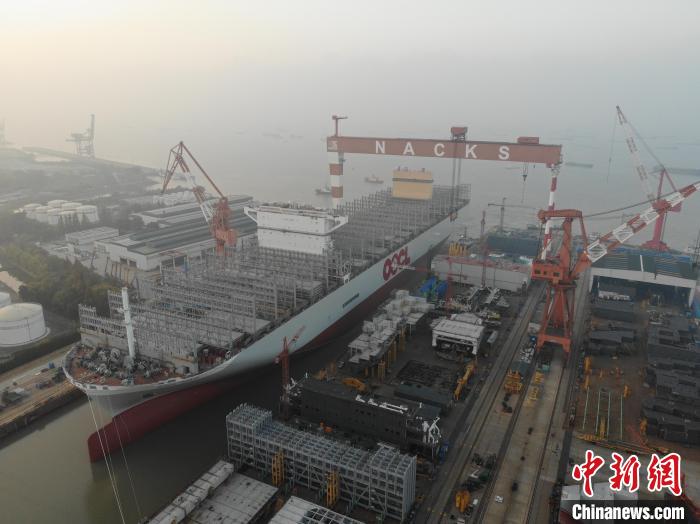 15日，全球綠色環(huán)保型集裝箱船“巨無霸”從江蘇出塢。　南通海事局供圖