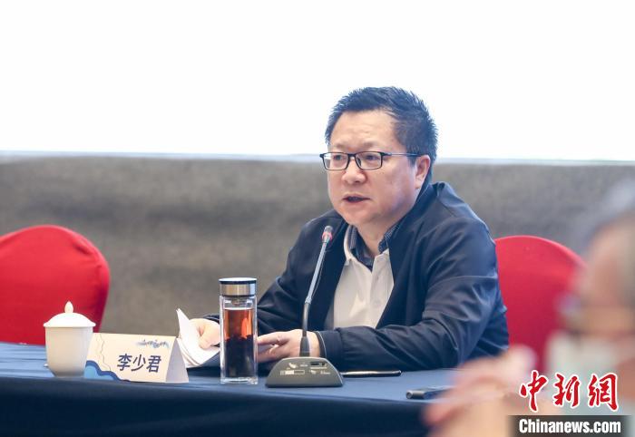 《詩刊》社主編李少君發(fā)言?！∠计挚h融媒體中心 供圖