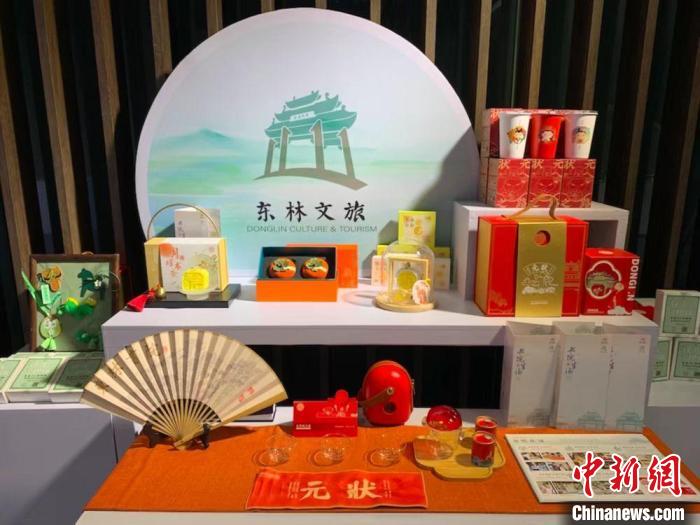 發(fā)展論壇現(xiàn)場展出的無錫城市文創(chuàng)作品?！O權 攝