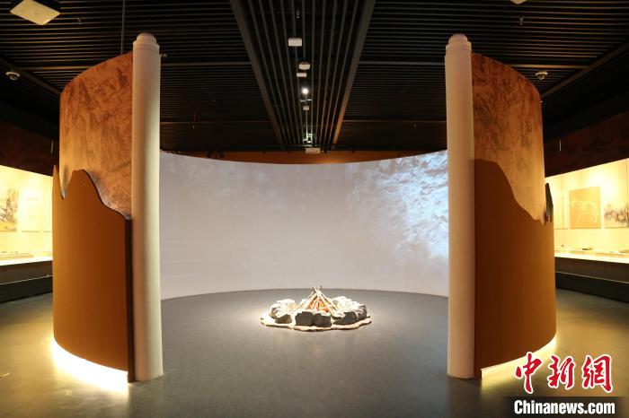 周口店遺址是迄今為止世界上同時(shí)期古人類遺址中，材料最豐富、最全面和最具代表性的一處遺址?！√胁┪镳^供圖