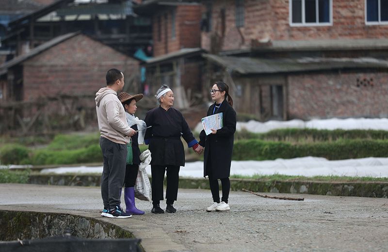 2022年3月24日，在廣西柳州市三江侗族自治縣良口鄉(xiāng)南寨村，紀(jì)檢監(jiān)察干部(右一、左一)在了解惠農(nóng)政策落實(shí)情況。