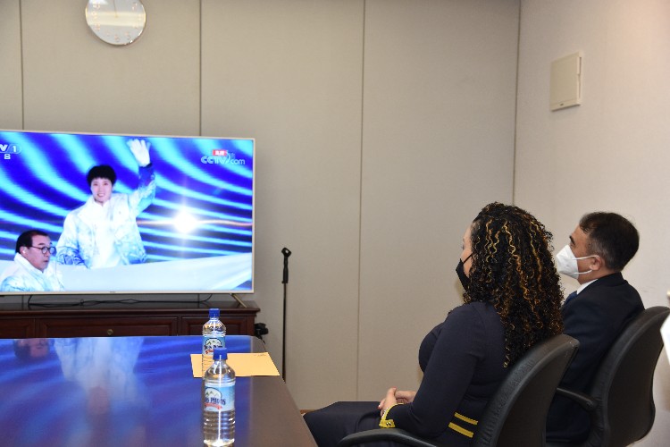 多米尼克友人與我外交官同看開幕式。中國駐多米尼克使館供圖