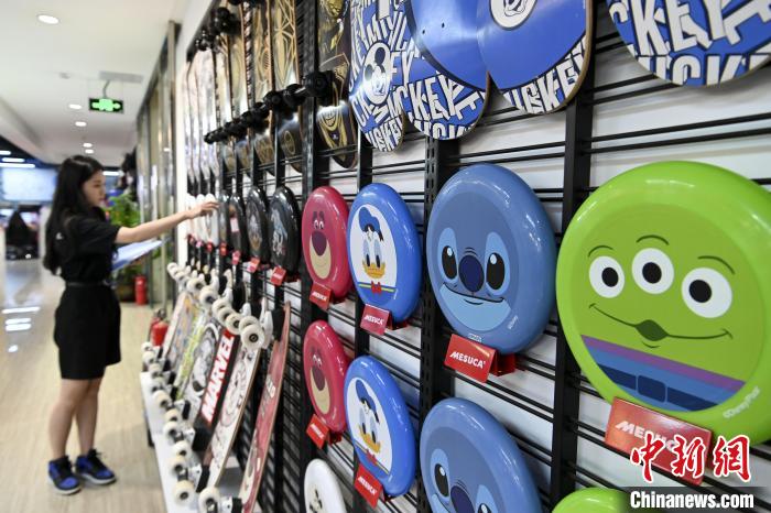 葉偉倫的體育用品公司推出了一系列IP授權(quán)款。　陳驥旻　攝