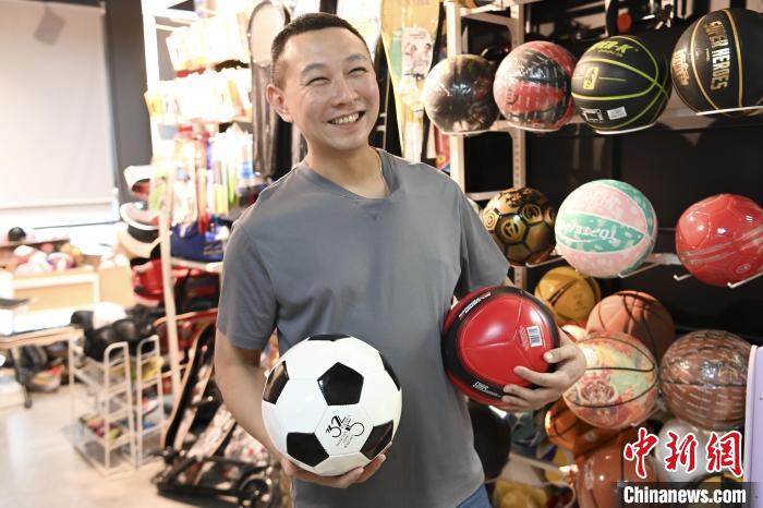 葉偉倫講述葉家在內(nèi)地的發(fā)展史，其中足球是他們家引以為傲的一個(gè)產(chǎn)品?！￡愺K旻 攝