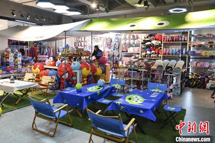 葉偉倫的體育用品公司推出了一系列產(chǎn)品?！￡愺K旻 攝