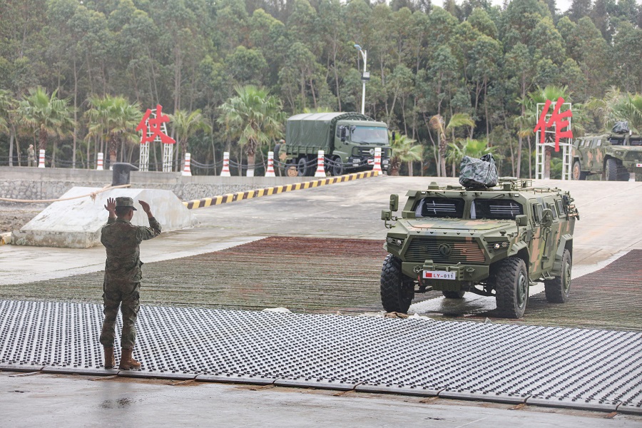 井岡山艦出發(fā)前進(jìn)行車輛裝載。井岡山艦供圖