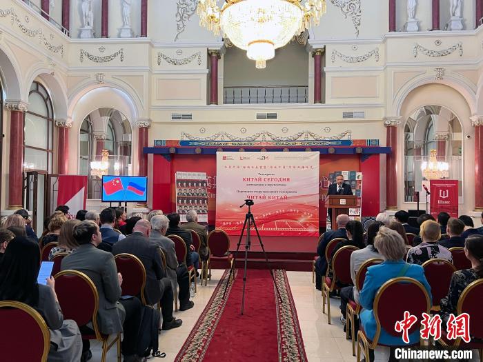 “今日中國”回顧與展望暨“閱讀中國”節(jié)目開播儀式活動(dòng)現(xiàn)場。　田冰 攝