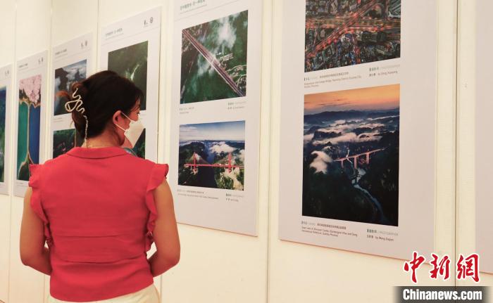 觀(guān)眾觀(guān)看展覽 王賢思 攝