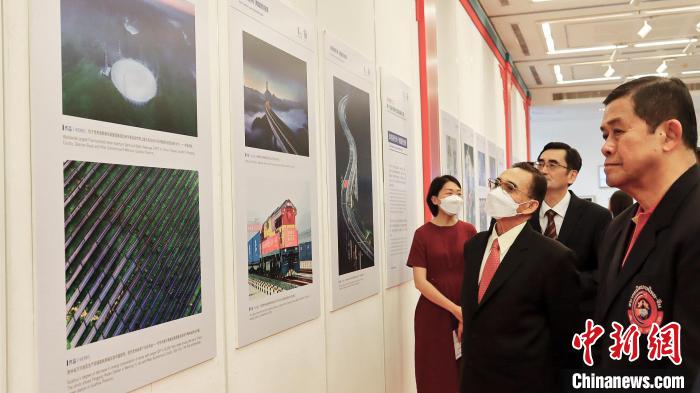 嘉賓參觀(guān)展覽 王賢思 攝