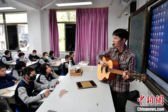 圖為3月16日，張家豪在福建福州延安中學(xué)教學(xué)。 <a target='_blank' href='/'><p  align=