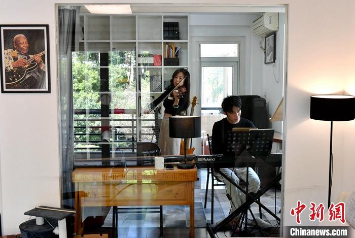 圖為3月10日，林佳臻(左)與張家豪在福建福州租的套房?jī)?nèi)排練。 <a target='_blank' href='/'><p  align=