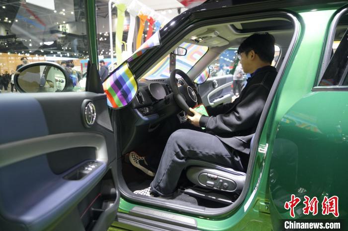 圖為觀眾在展會試駕車輛。　劉旭 攝