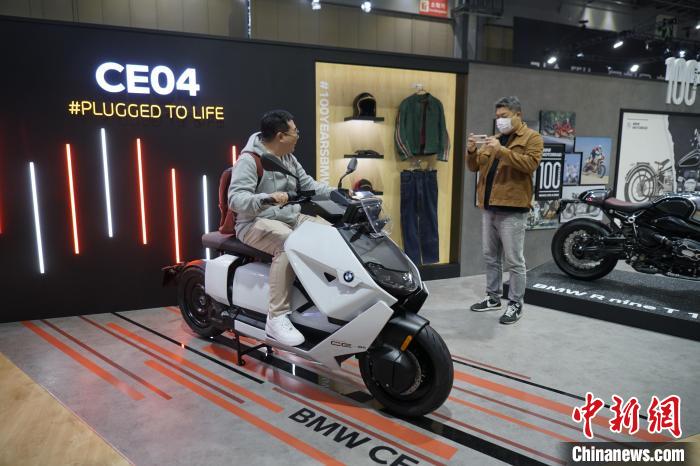 圖為觀眾在展會試駕車輛?！⑿?攝