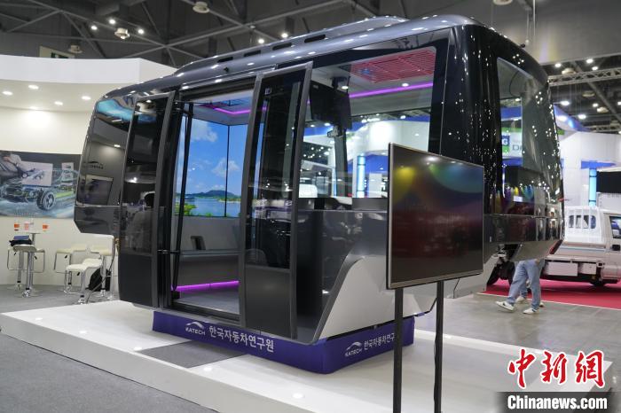 圖為展會上展示的無人駕駛移動出行工具。　劉旭 攝