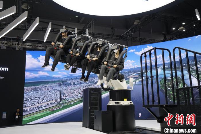 圖為觀眾在展會模擬體驗未來城市空中移動出行方式?！⑿?攝