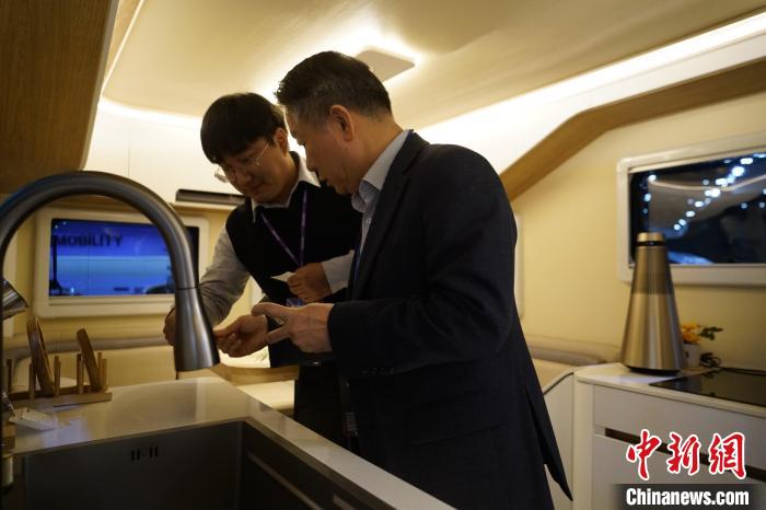 圖為參展商向觀眾介紹房車內(nèi)部設(shè)計?！⑿?攝